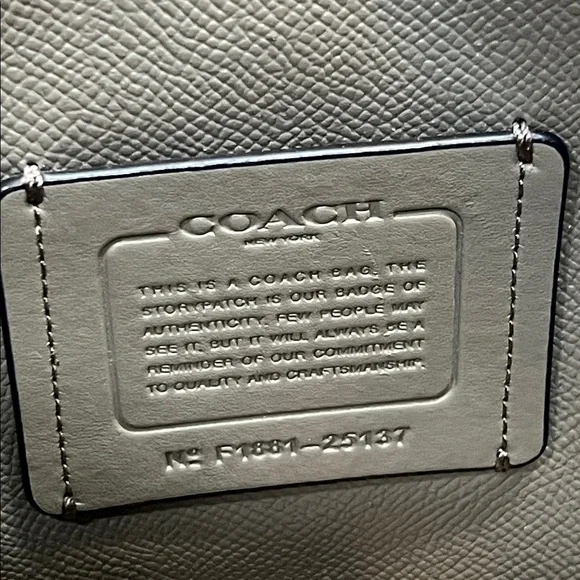 Coach Charlie Carryall - Picture 17 of 17